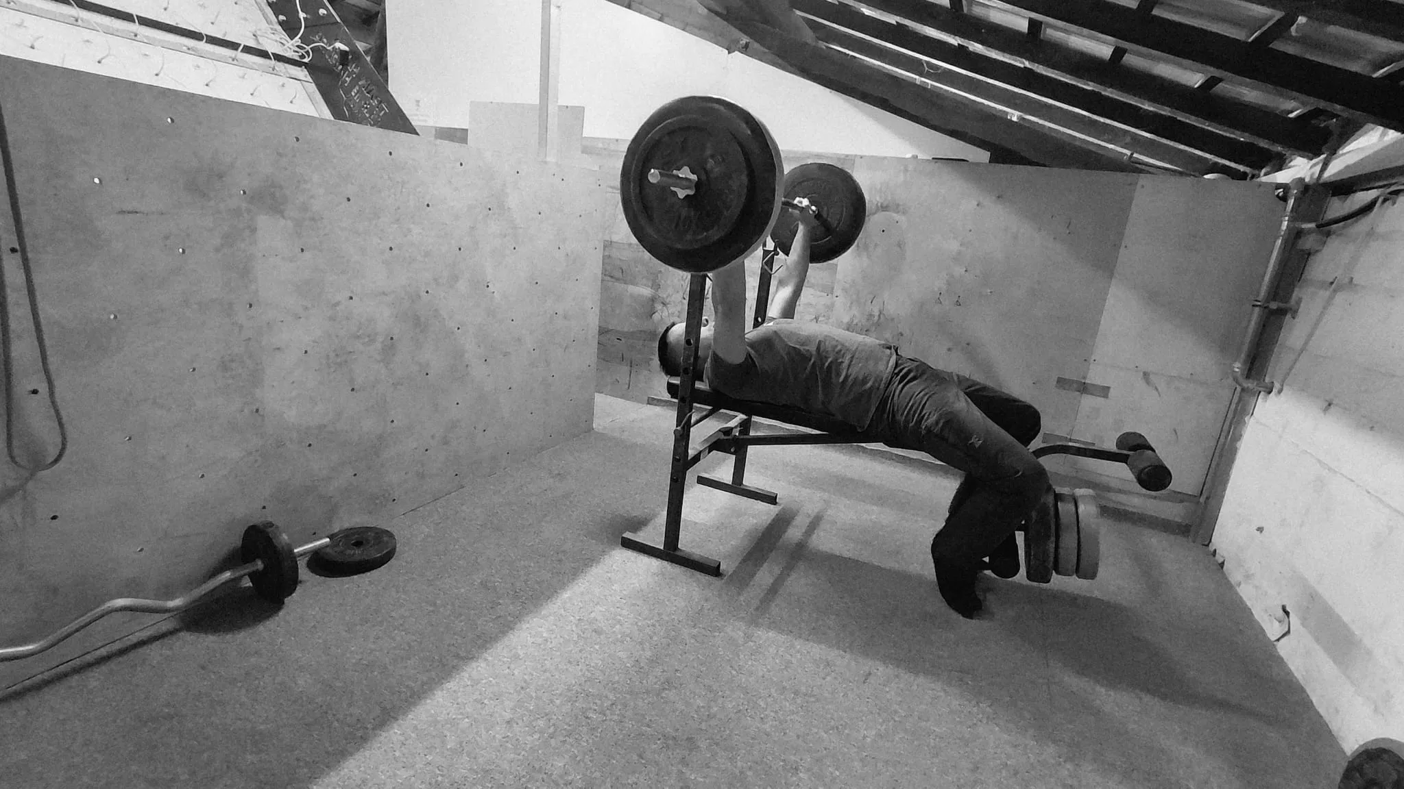 Area allenamento forza con panca e pesi