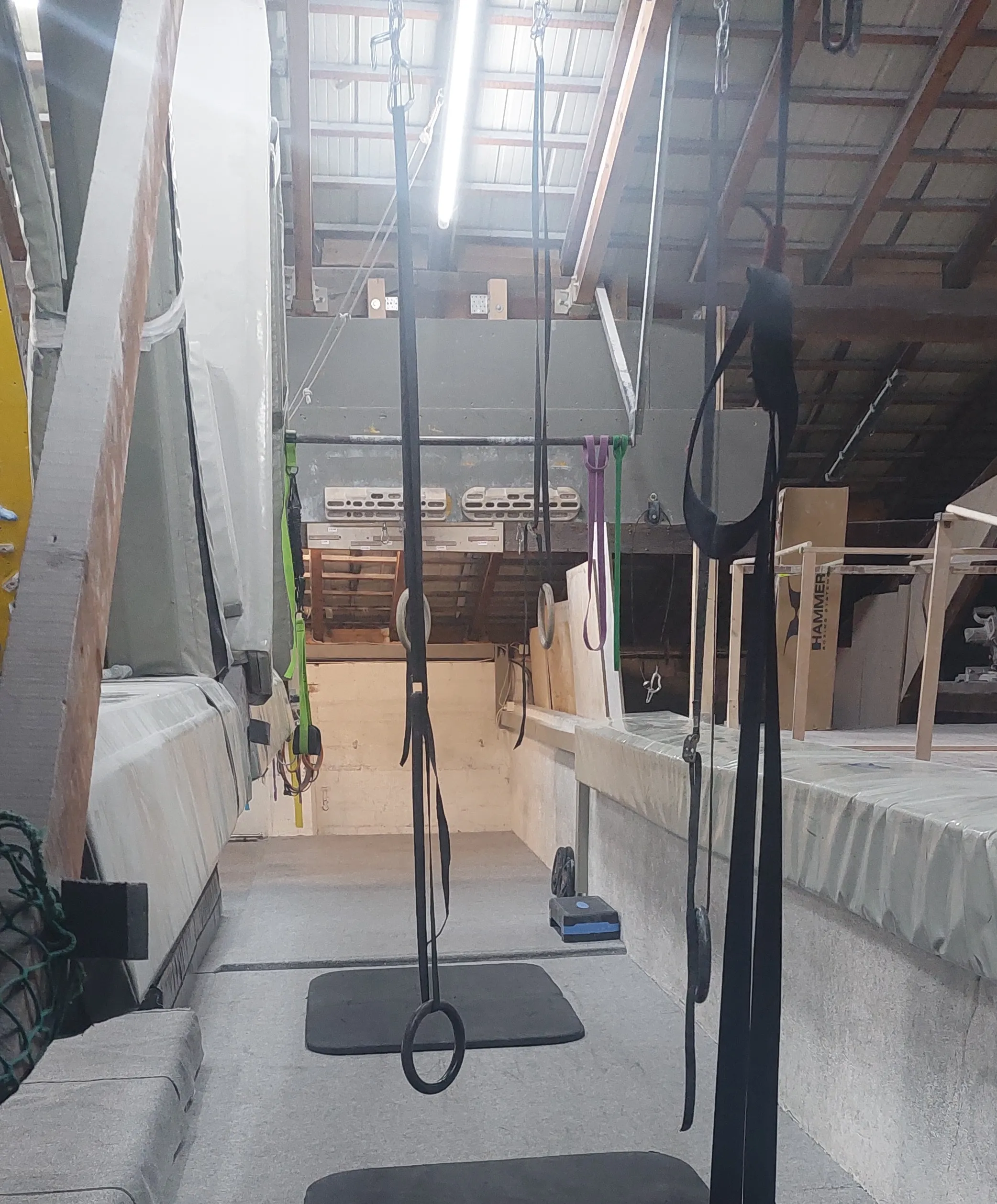 Area palestra con sbarre per trazioni, anelli e bande elastiche