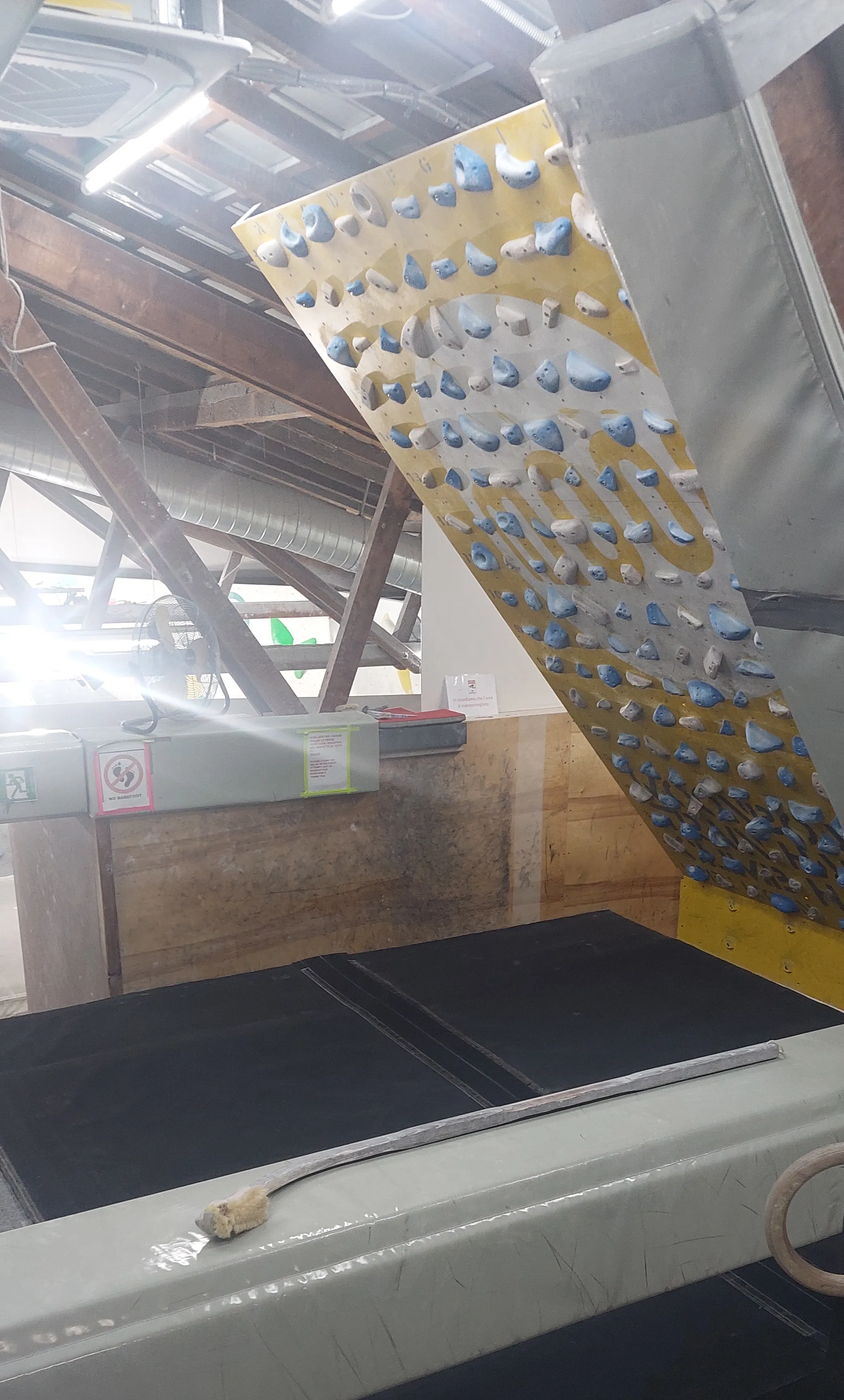 Parete MoonBoard con prese illuminate